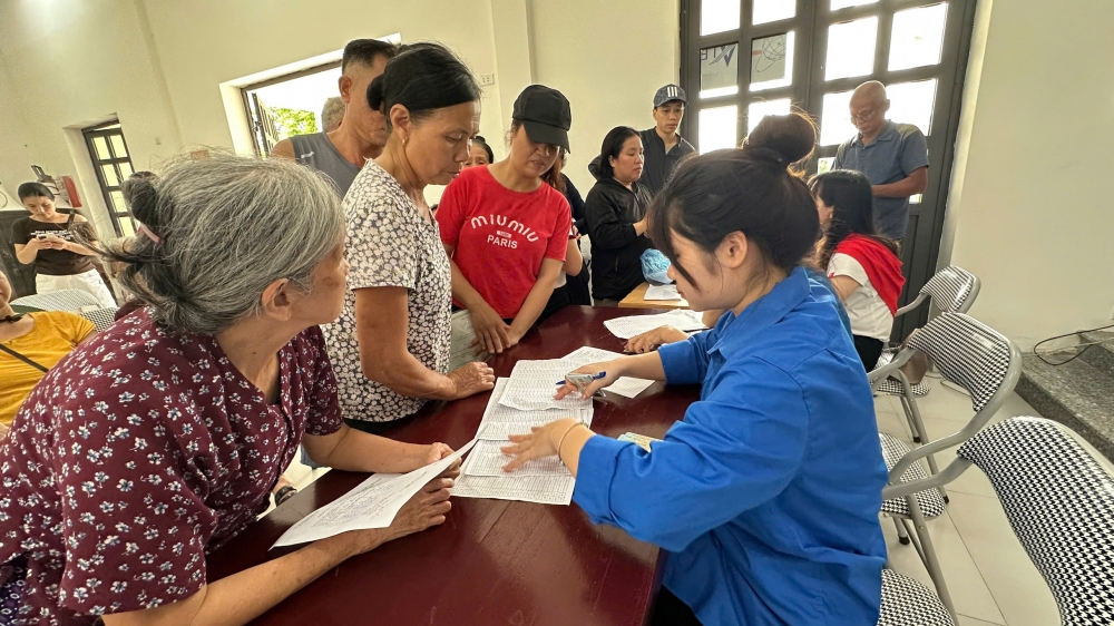 Người dân vui mừng nhận quà Tết Độc lập