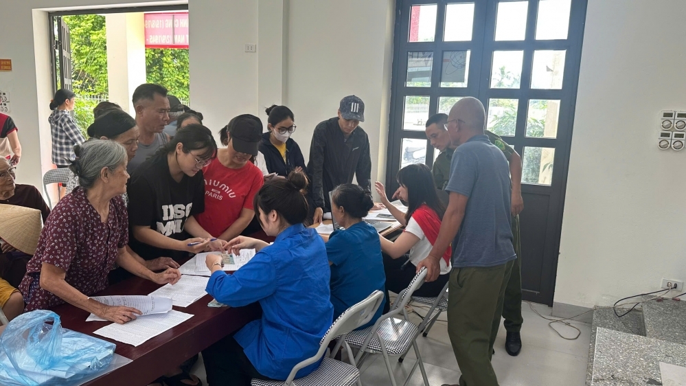 Người dân vui mừng nhận quà Tết Độc lập