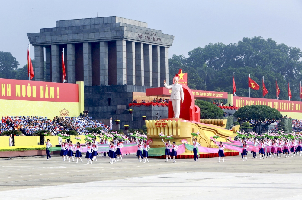 Phóng viên nước ngoài “choáng ngợp” vì tinh thần tự hào dân tộc của người Việt