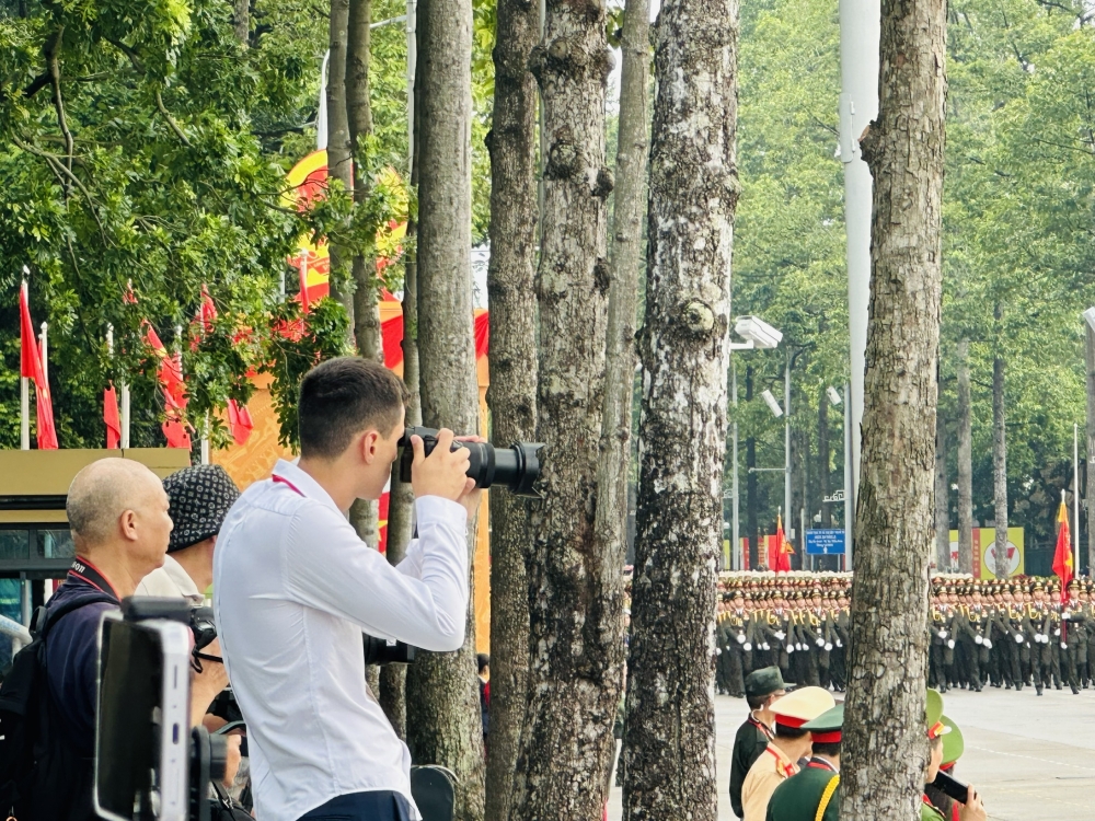 Phóng viên nước ngoài “choáng ngợp” vì tinh thần tự hào dân tộc của người Việt