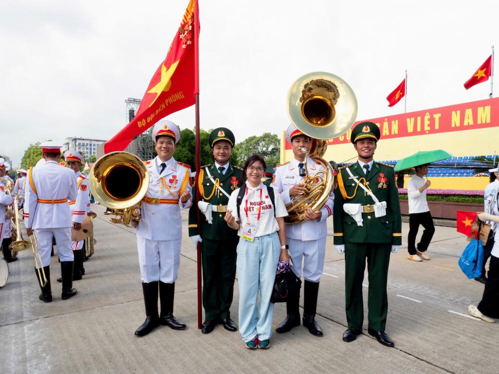Phóng viên nước ngoài “choáng ngợp” vì tinh thần tự hào dân tộc của người Việt