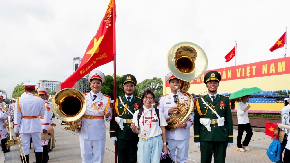 Phóng viên nước ngoài “choáng ngợp” vì lễ diễu binh, diễu hành ấn tượng