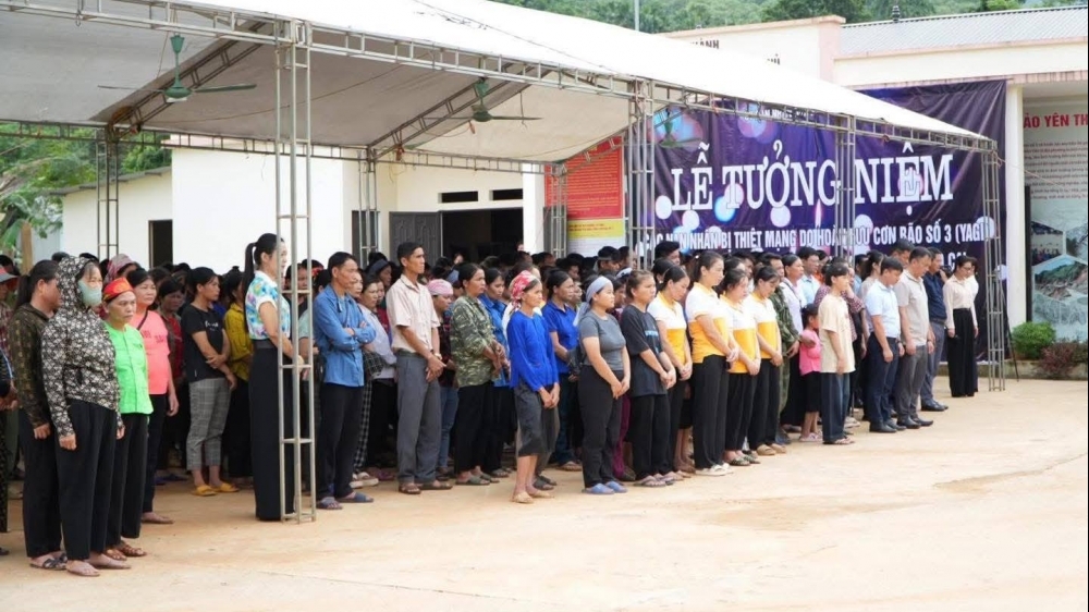 Xúc động lễ tưởng niệm nạn nhân làng Nủ