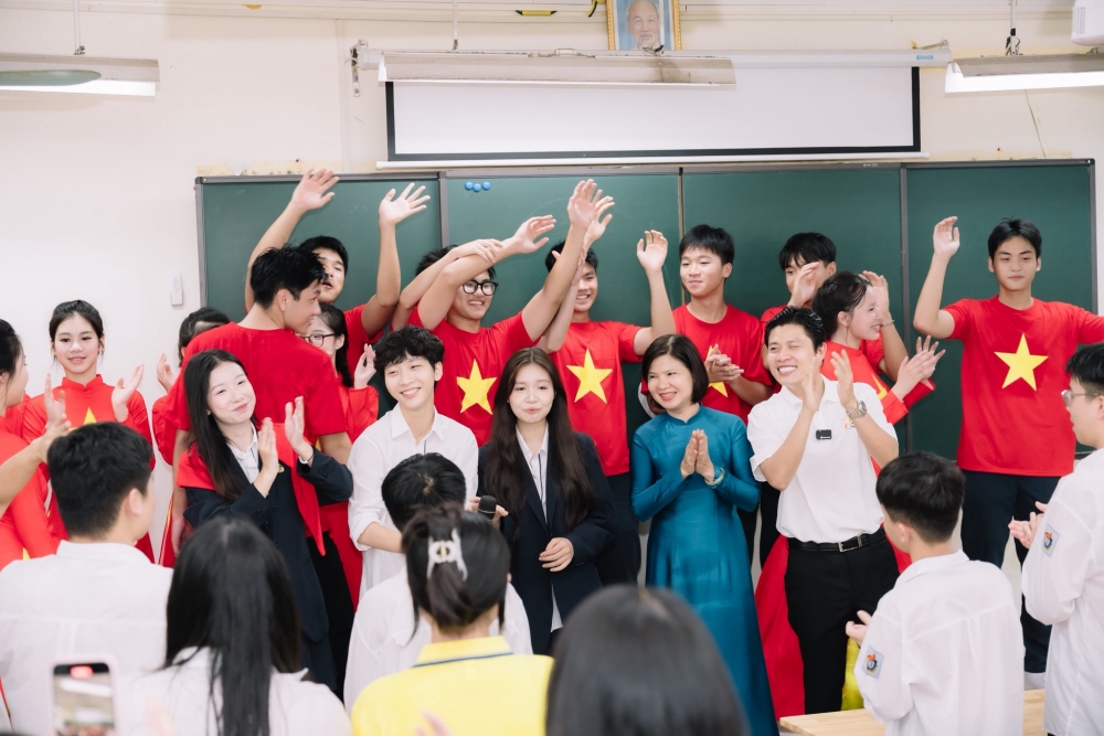 Nhạc sĩ Nguyễn Văn Chung ấn tượng với học sinh THPT Việt Đức