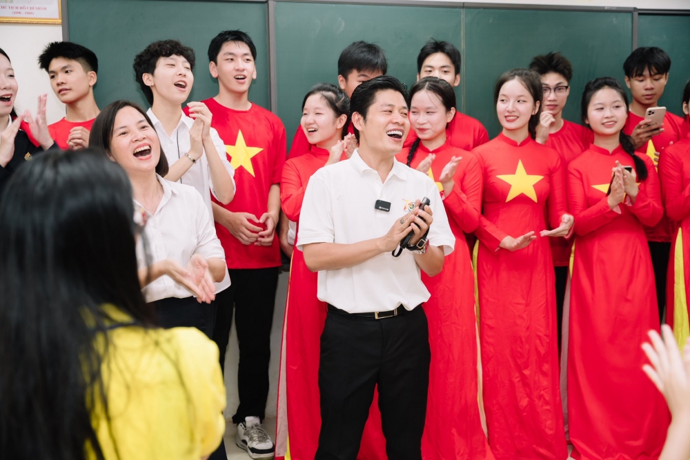 Nhạc sĩ Nguyễn Văn Chung ấn tượng với học sinh THPT Việt Đức