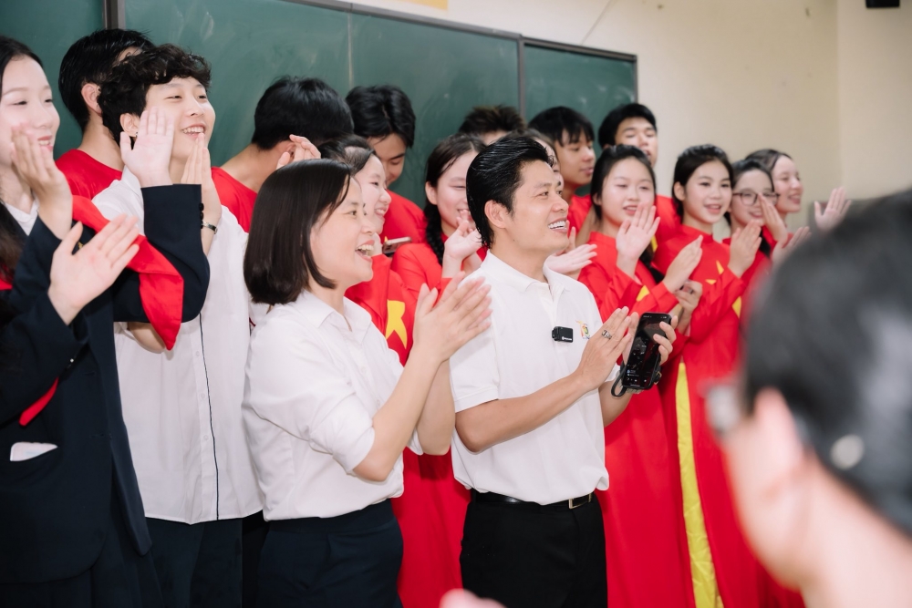 Nhạc sĩ Nguyễn Văn Chung ấn tượng với học sinh THPT Việt Đức