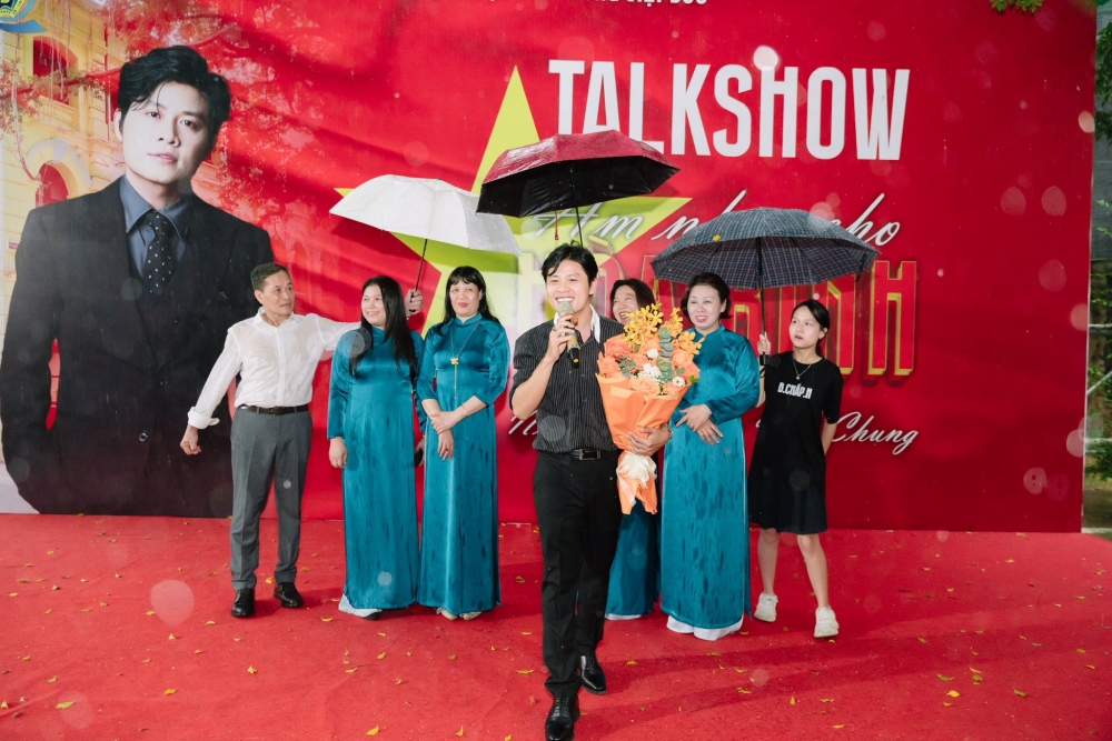 Nhạc sĩ Nguyễn Văn Chung ấn tượng với học sinh THPT Việt Đức