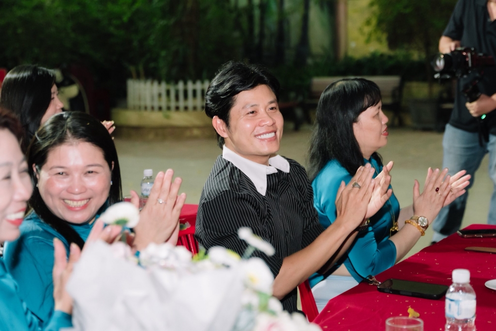 Nhạc sĩ Nguyễn Văn Chung ấn tượng với học sinh THPT Việt Đức