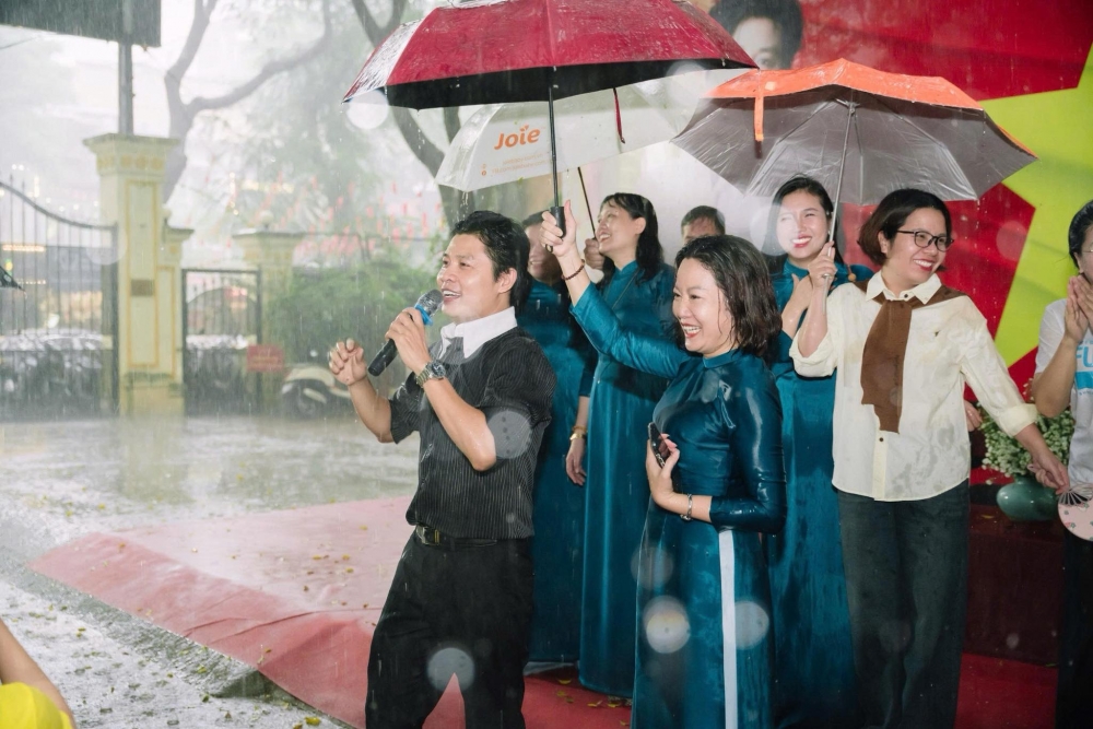 Nhạc sĩ Nguyễn Văn Chung ấn tượng với học sinh THPT Việt Đức