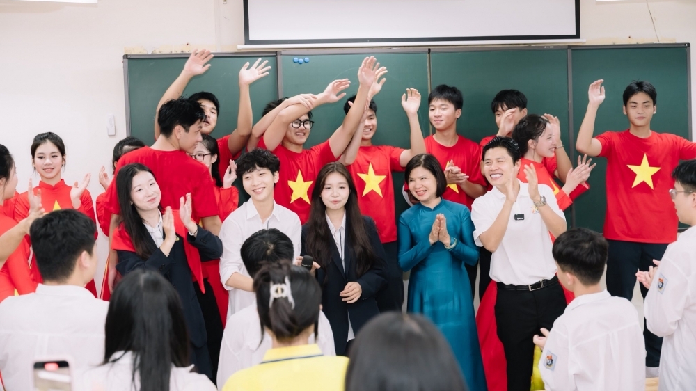 Nhạc sĩ Nguyễn Văn Chung ấn tượng với học sinh THPT Việt Đức