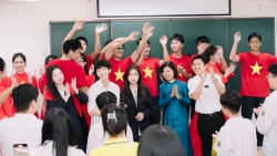 nhac si nguyen van chung an tuong voi hoc sinh thpt viet duc