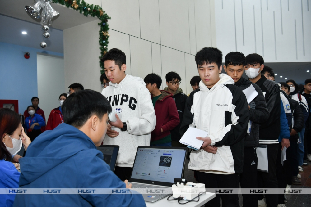 Giảng viên ĐHBK Hà Nội hỗ trợ kỹ thuật cho thí sinh trước giờ thi