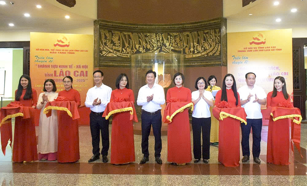 Các đại biểu cắt băng khai mạc triển lãm Các đại biểu cắt băng khai mạc triển lãm