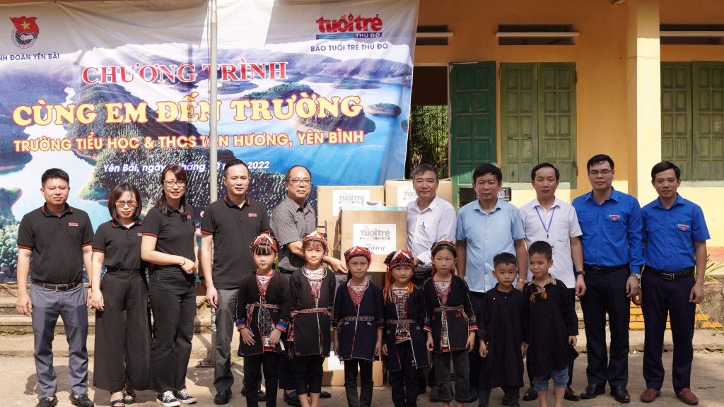 Lãnh đạo Báo Tuổi trẻ Thủ đô trao tặng máy tính tới thầy và trò trường