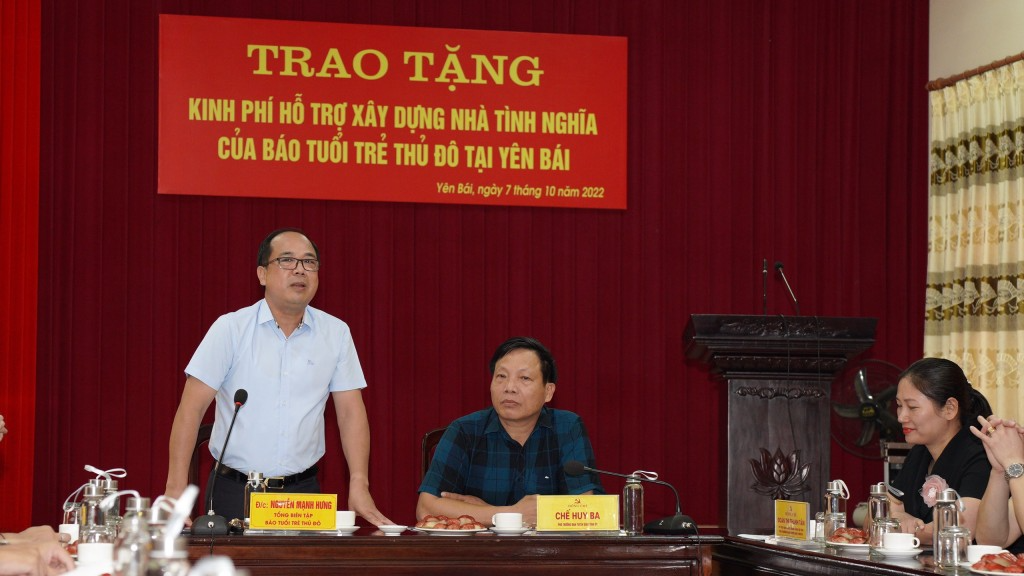Trao tặng 100 triệu đồng hỗ trợ xây nhà nhân ái tại Yên Bái