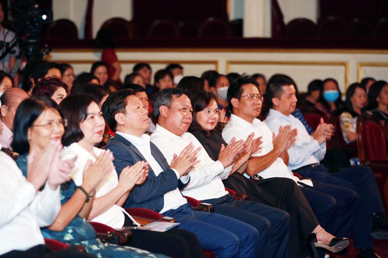 Phó Trưởng ban Tuyên giáo Trung ương Trần Thanh Lâm, Phó Bí thư Thành ủy Hà Nội Nguyễn Văn Phong và các đại biểu xem chương trình