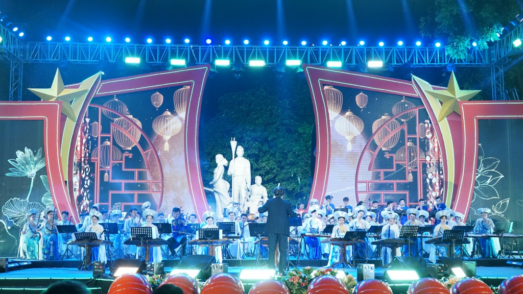 hòa tấu dàn nhạc dân tộc “Trống hội ngày Xuân”