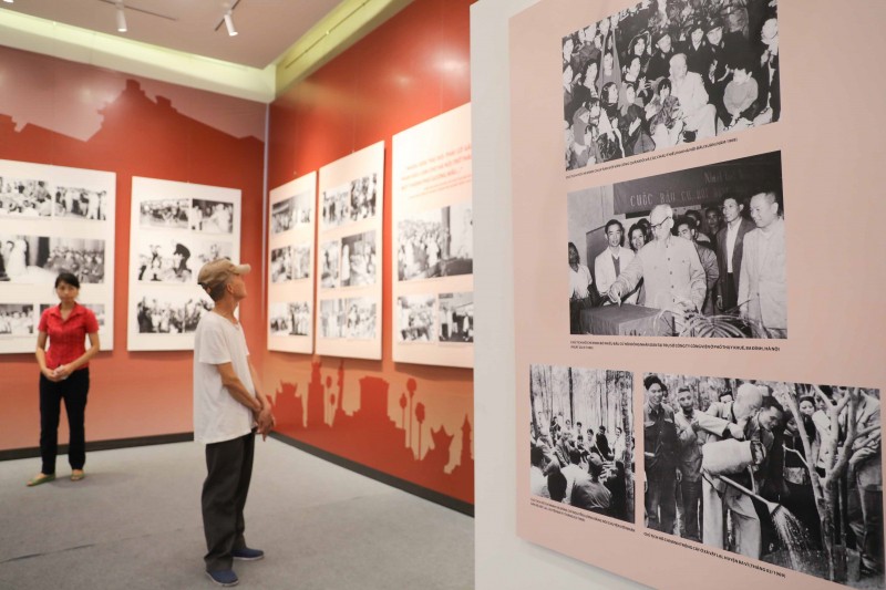 Triển lãm gồm hơn 150 ảnh, tài liệu, bản trích và hàng chục hiện vật, đầu sách quý liên quan tới Chủ tịch Hồ Chí Minh. Ảnh:TTXVN