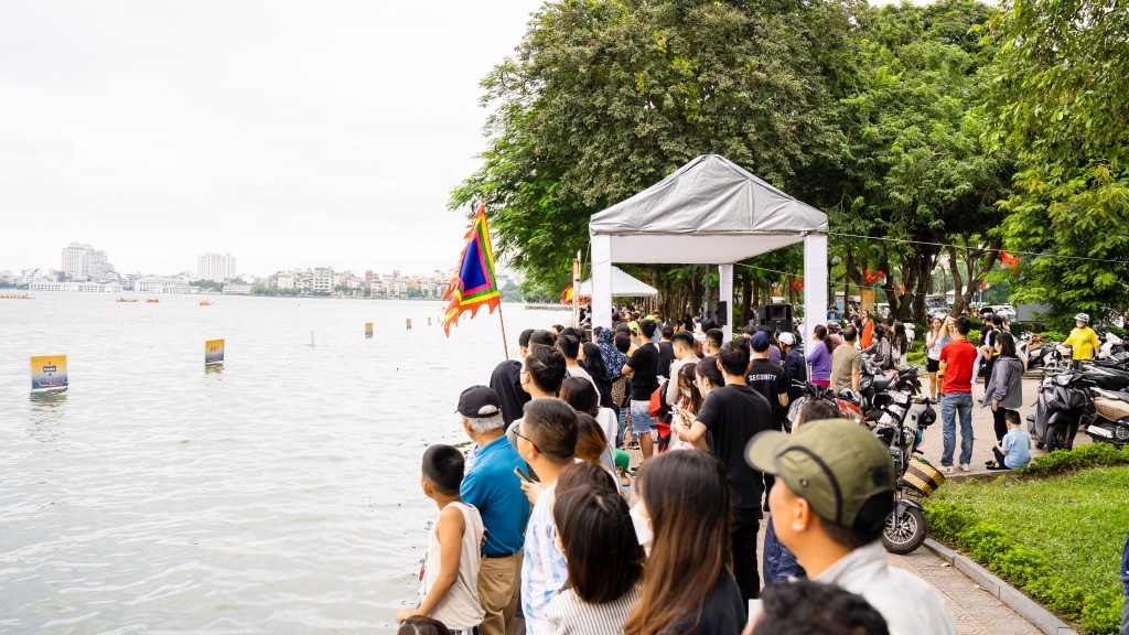 Giải Bơi chải Thuyền rồng Hà Nội mở rộng năm 2022 thu hút rất đông người dân đến cổ vũ cho các đội thi