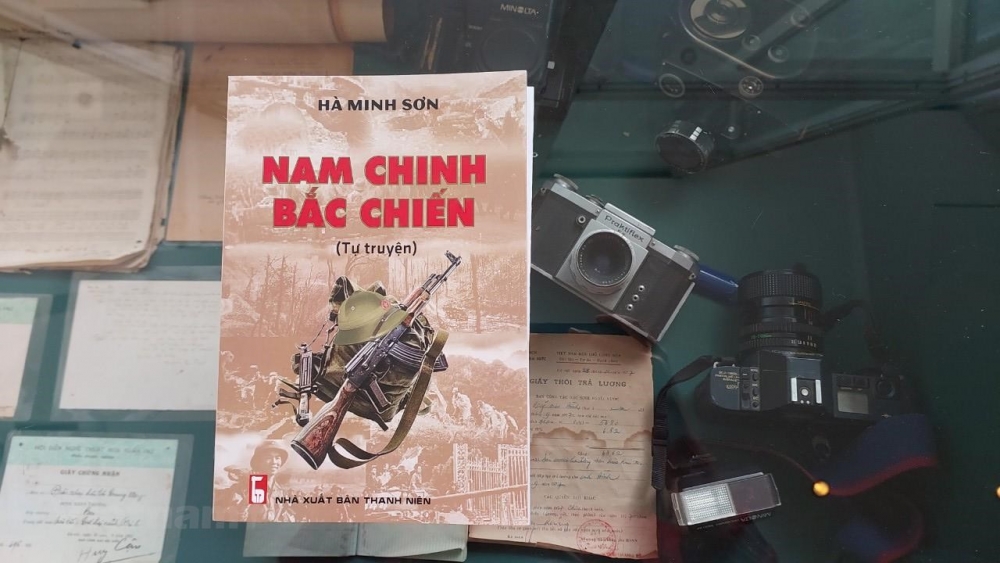 Ra mắt tác phẩm “Nam chinh Bắc chiến” và tiếp nhận kỷ vật chiến tranh