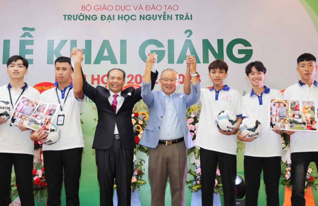 Thầy và trò trường Đại học Nguyễn Trãi hân hoan bước vào năm học mới