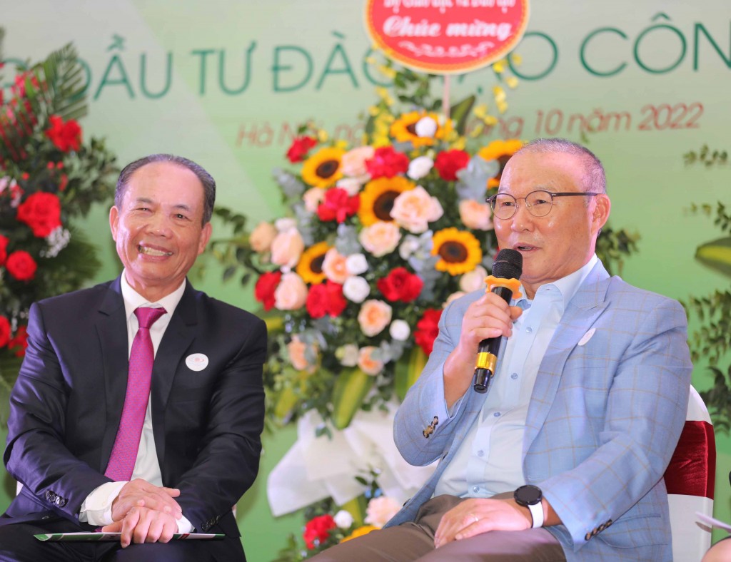Huấn luyện viên trưởng Đội tuyển bóng đá quốc gia Việt Nam chia sẻ tại buổi lễ