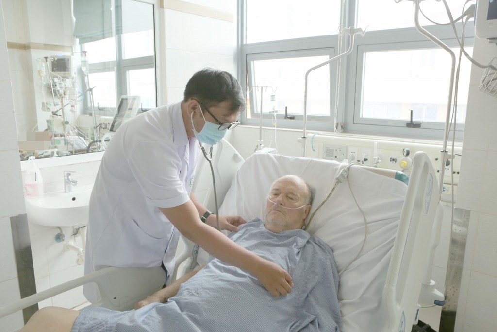 Truyền gần 20 lít máu để cứu sống bệnh nhân người Bỉ bị sốt rét ác tính