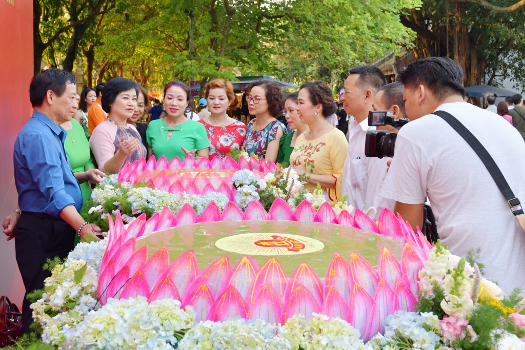Nghệ nhân Ngô Thị Tính giới thiệu với du khách về cặp bánh cốm - phu thê kỷ lục