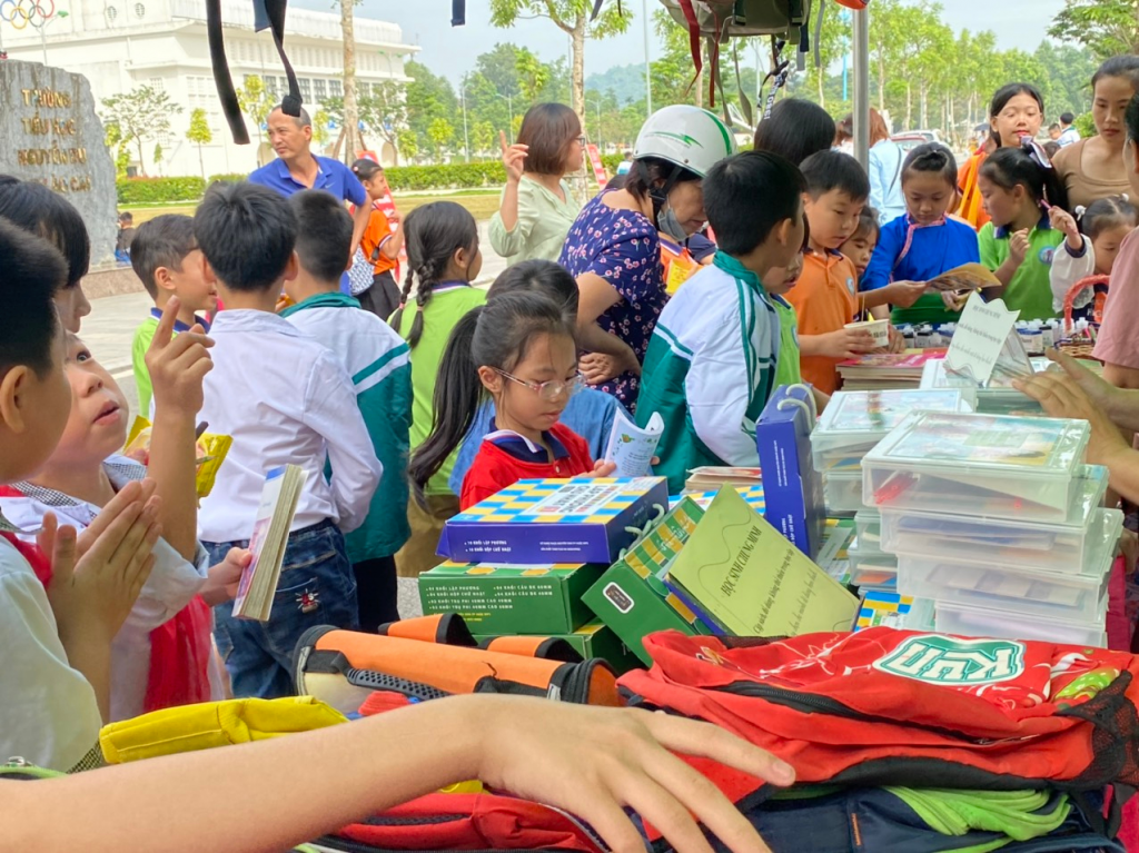 Lào Cai: Ngày hội “Trao tặng sách, đồ dùng đồ chơi qua sử dụng; Trải nghiệm giáo dục lòng nhân ái”