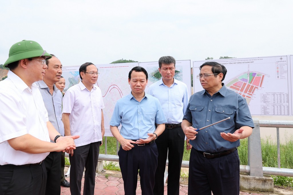 Thủ tướng thăm khu vực quy hoạch xây dựng khu công nghiệp Trấn Yên, thành phố Yên Bái - Ảnh: VGP/Nhật Bắc
