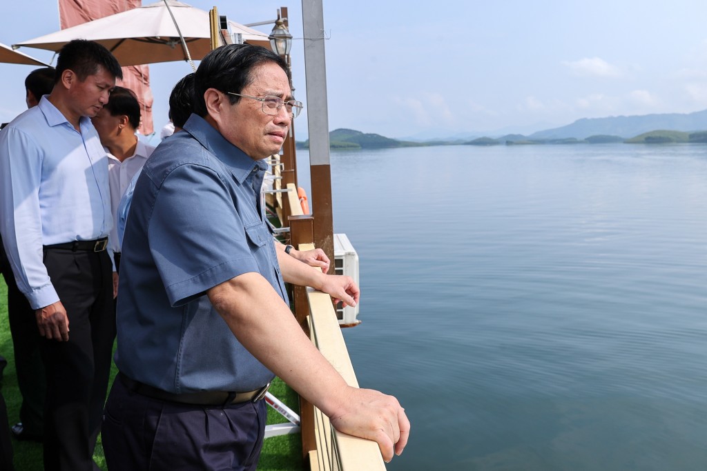 Thủ tướng khảo sát khu du lịch hồ Thác Bà - Ảnh: VGP/Nhật Bắc