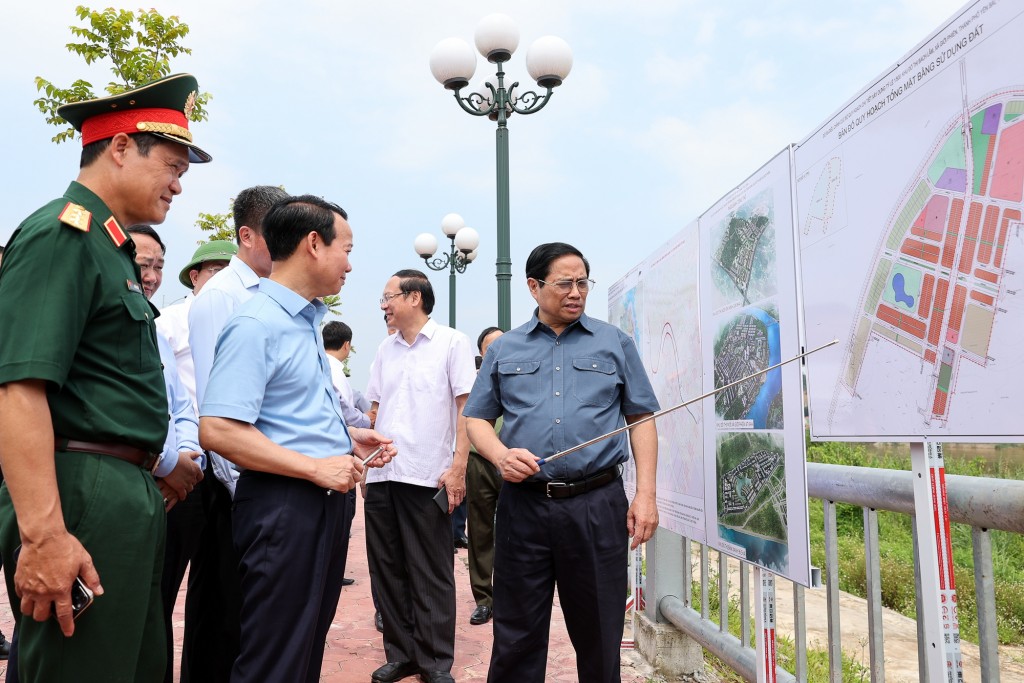Thủ tướng Chính phủ đi kiểm tra thực địa đê kè chống ngập sông Hồng khu vực xã Giới Phiên, thành phố Yên Bái. Ảnh VGP/Nhật Bắc