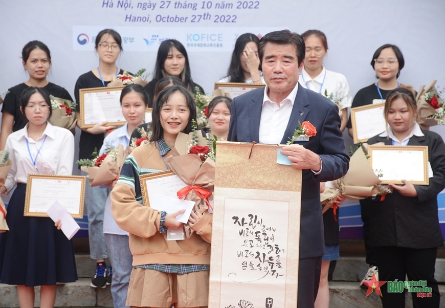 Sôi nổi cuộc thi viết “Danh ngôn của Chủ tịch Hồ Chí Minh trên thư pháp Hàn Quốc”