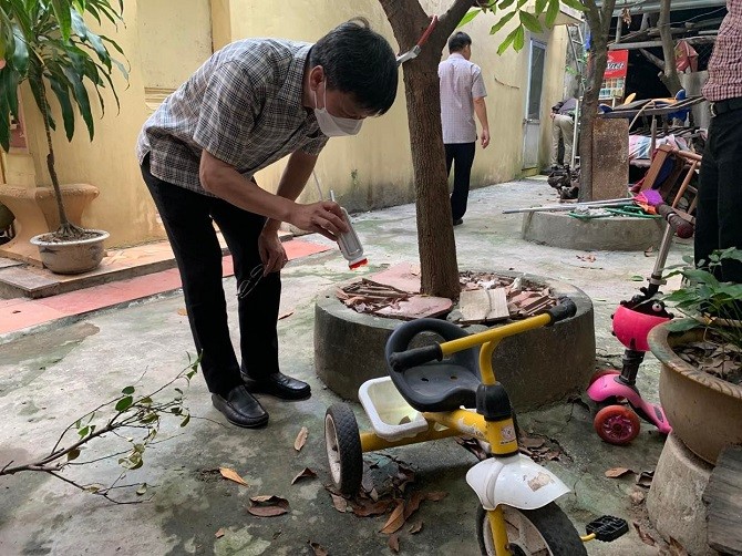 Phó Giám đốc Sở Y tế Hà Nội Vũ Cao Cương kiểm tra công tác phòng chống sốt xuất huyệt tại phường Hoàng Liệt, quận Hoàng Mai