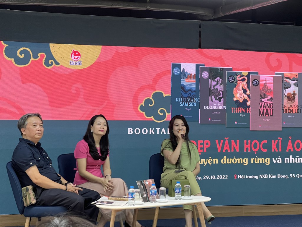 Nhà văn Di Li giữ vai trò điều phối buổi booktalk