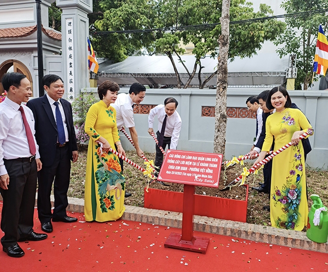 Quận Long Biên: Gắn biển 2 công trình chào mừng kỷ niệm 20 năm ngày thành lập quận