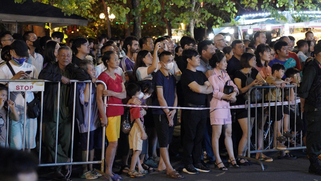 Rất đông người dân và du khách tới xem chương trình ca nhạc khai mạc Ngày Tây Ninh tại Hà Nội