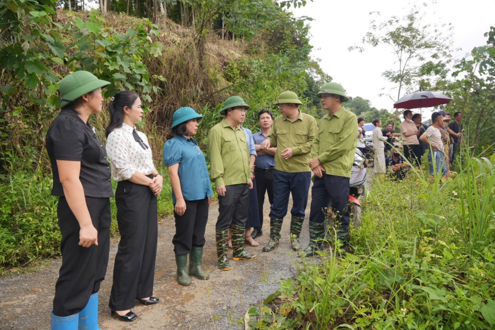 Lãnh đạo tỉnh Lào Cai thăm hỏi, động viên nạn nhân bị ảnh hưởng do bão số 10