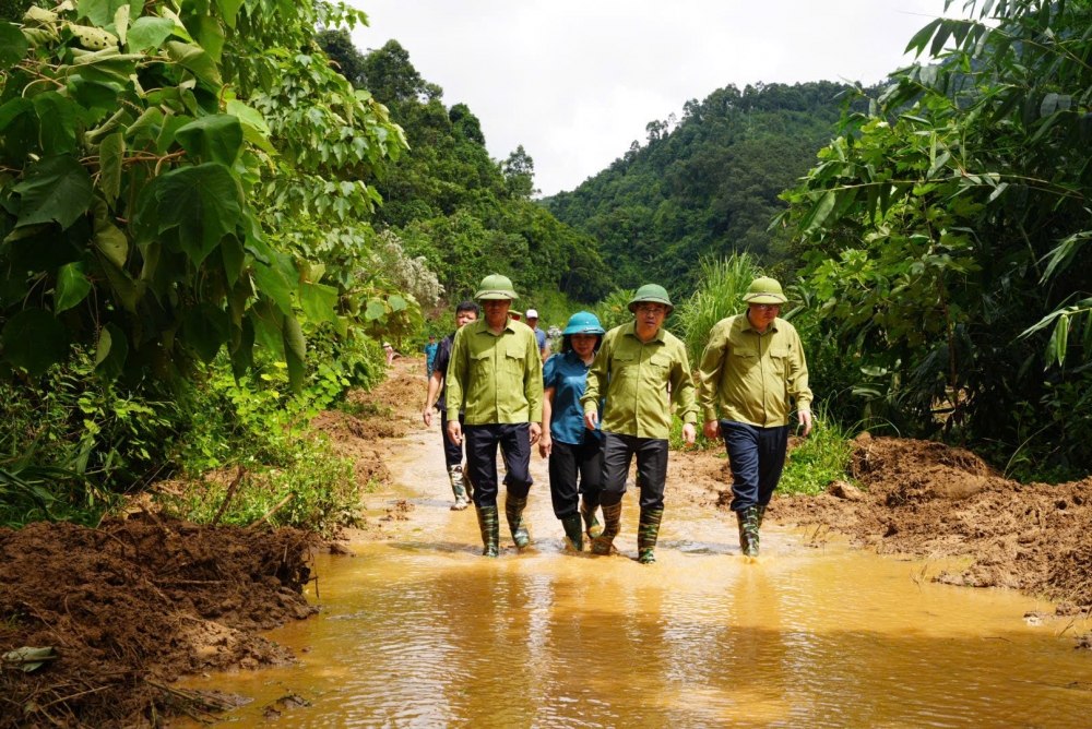 Lãnh đạo tỉnh Lào Cai thăm hỏi, động viên nạn nhân bị ảnh hưởng do bão số 10