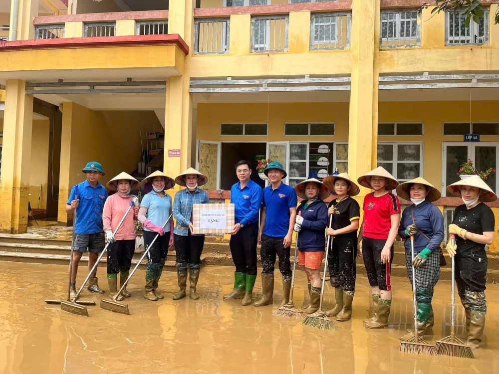 Lào Cai: Các lực lượng tích cực dọn dẹp tại các trường học bị ảnh hưởng bởi mưa lũ