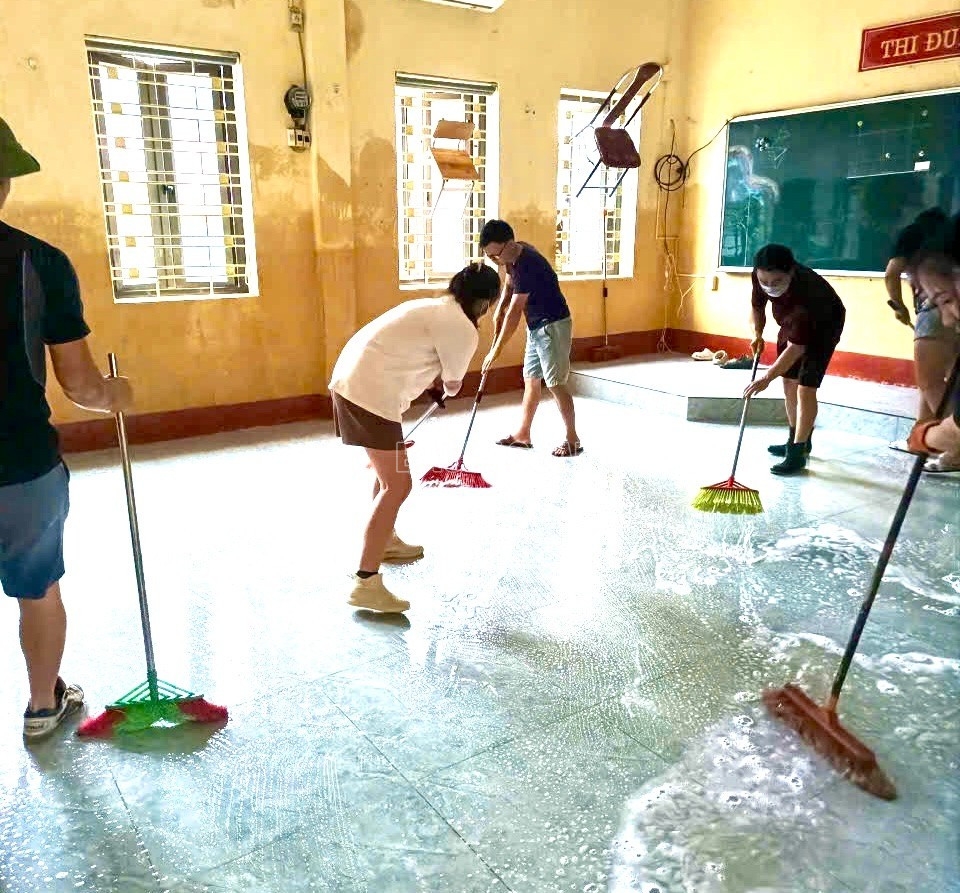 Lào Cai: Các lực lượng tích cực dọn dẹp tại các trường học bị ảnh hưởng bởi mưa lũ