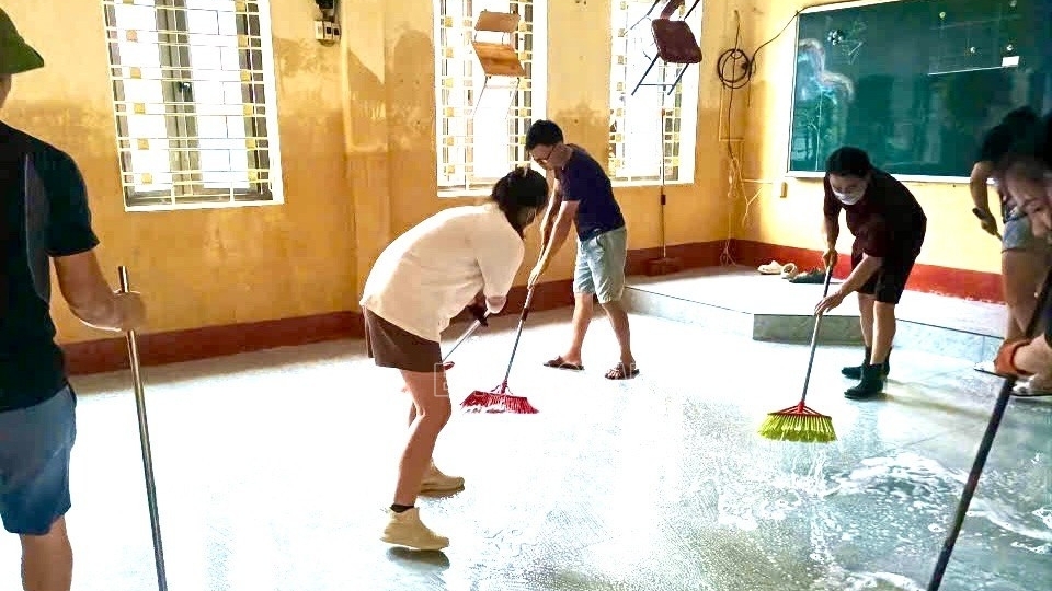 Lào Cai: Các lực lượng tích cực dọn dẹp tại các trường học bị ảnh hưởng bởi mưa lũ
