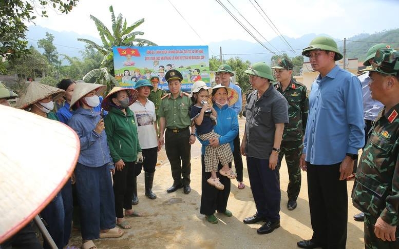 Phó Thủ tướng Trần Hồng Hà kiểm tra công tác ứng phó với bão số 11 tại Lào Cai Phó Thủ tướng Trần Hồng Hà kiểm tra công tác ứng phó với bão số 11 tại Lào Cai