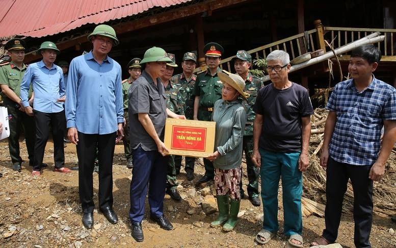 Phó Thủ tướng Trần Hồng Hà kiểm tra công tác ứng phó với bão số 11 tại Lào Cai Phó Thủ tướng Trần Hồng Hà kiểm tra công tác ứng phó với bão số 11 tại Lào Cai