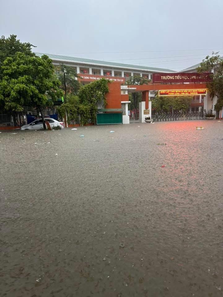 Trường học ở Hà Nội đồng loạt cho học sinh học online