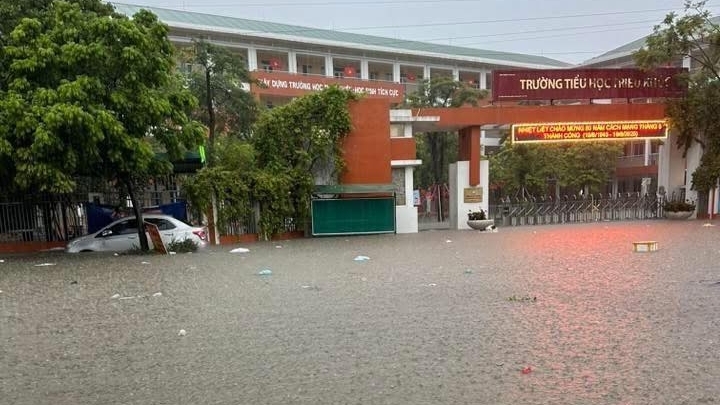 Trường học ở Hà Nội đồng loạt cho học sinh học online