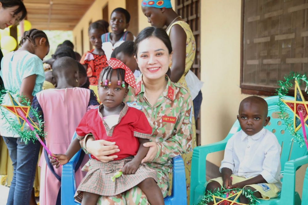 Sứ giả hòa bình thắp sáng nụ cười trẻ em Trung Phi