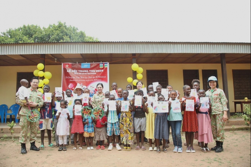 Sứ giả hòa bình thắp sáng nụ cười trẻ em Trung Phi