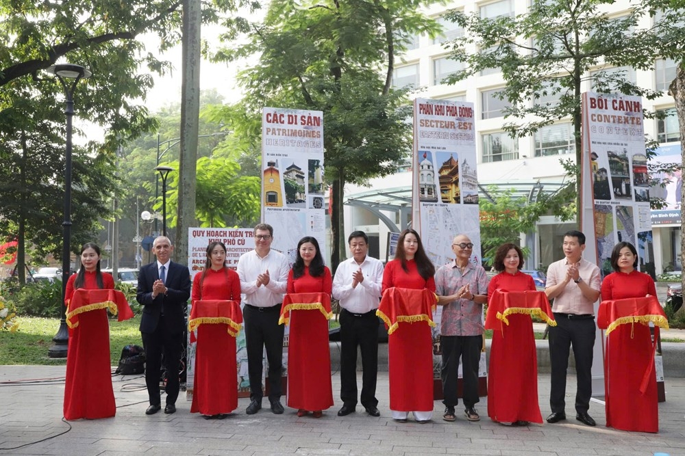 Phó Chủ tịch UBND TP Hà Nội Dương Đức Tuấn; ông Emmanuel Cerise, Trưởng đại diện Vùng Région Ile-de-France tại Hà Nội