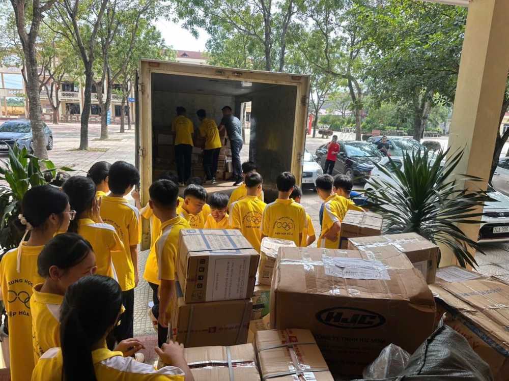 Thầy trò THPT Việt Đức gom nắng, gửi tình cho học sinh bị thiệt hại bởi mưa lũ